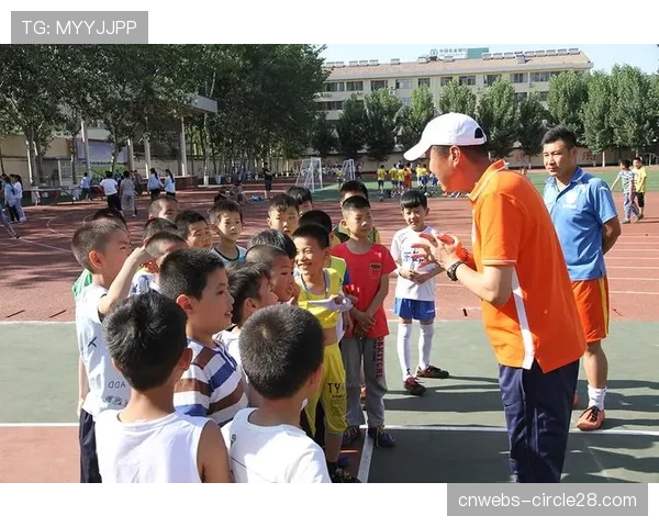 特写:朗斯队19岁青训小将上演一线队首秀,家人看台激动落泪 特写:朗斯队19岁青训小将上演一线队首秀,家人看台激动落泪