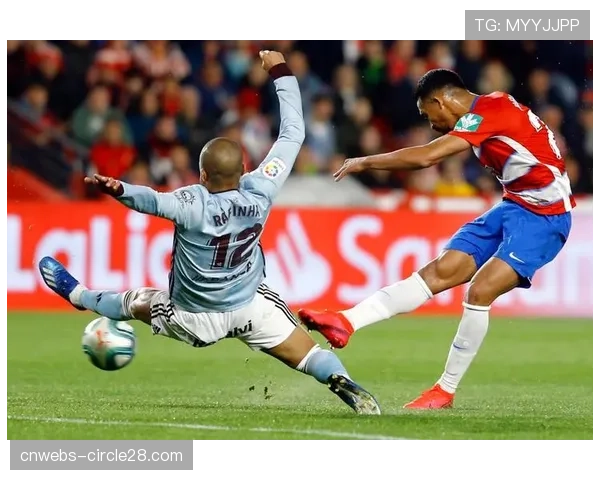 特写：格拉纳达保级关键战，老将后卫多明戈斯-杜阿尔特血染绷带奋战全场